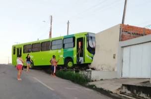Ônibus invadiu residência na zona Norte de Teresina (Foto: Reprodução)