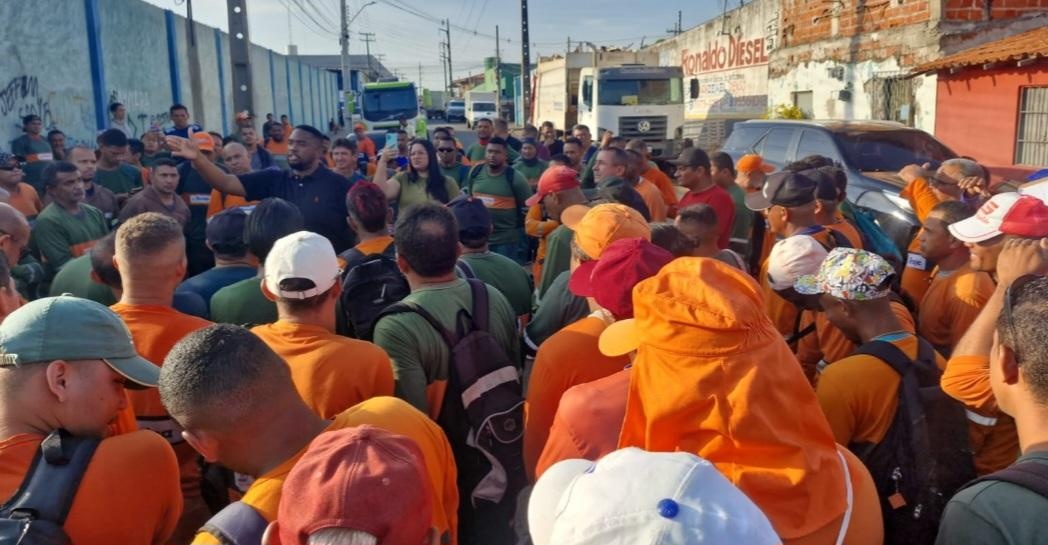 Os garis protestam contra atrasos salariais, dos vale-alimentação e vale-transporte.