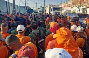 Os garis protestam contra atrasos salariais, dos vale-alimentação e vale-transporte. (Foto: Reprodução)