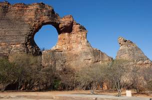 Pedra Furada no Parque Nacional Serra da Capivara. (Foto: Reprodução | Governo do Piauí)
