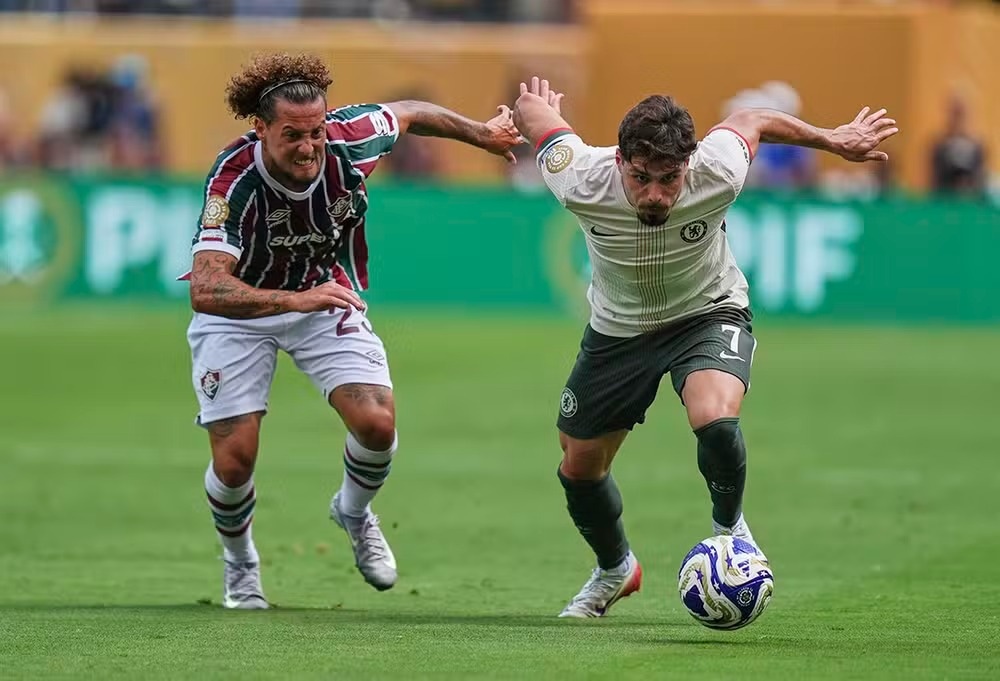 Pedro Neto (à dir.), do Chelsea, dribla Guga, do Fluminense, ontem (8) no Mundial de Clubes da Fifa, nos Estados Unidos