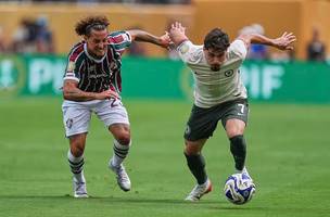 Pedro Neto (à dir.), do Chelsea, dribla Guga, do Fluminense, ontem (8) no Mundial de Clubes da Fifa, nos Estados Unidos (Foto: Seth Wenig/AP)