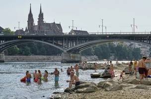 Pessoas refrescam-se no rio Reno durante uma onda de calor no centro da cidade de Basileia, na Suíça, segunda-feira, 30 de junho de 2025. (Foto: Martin Meissner/The AP)