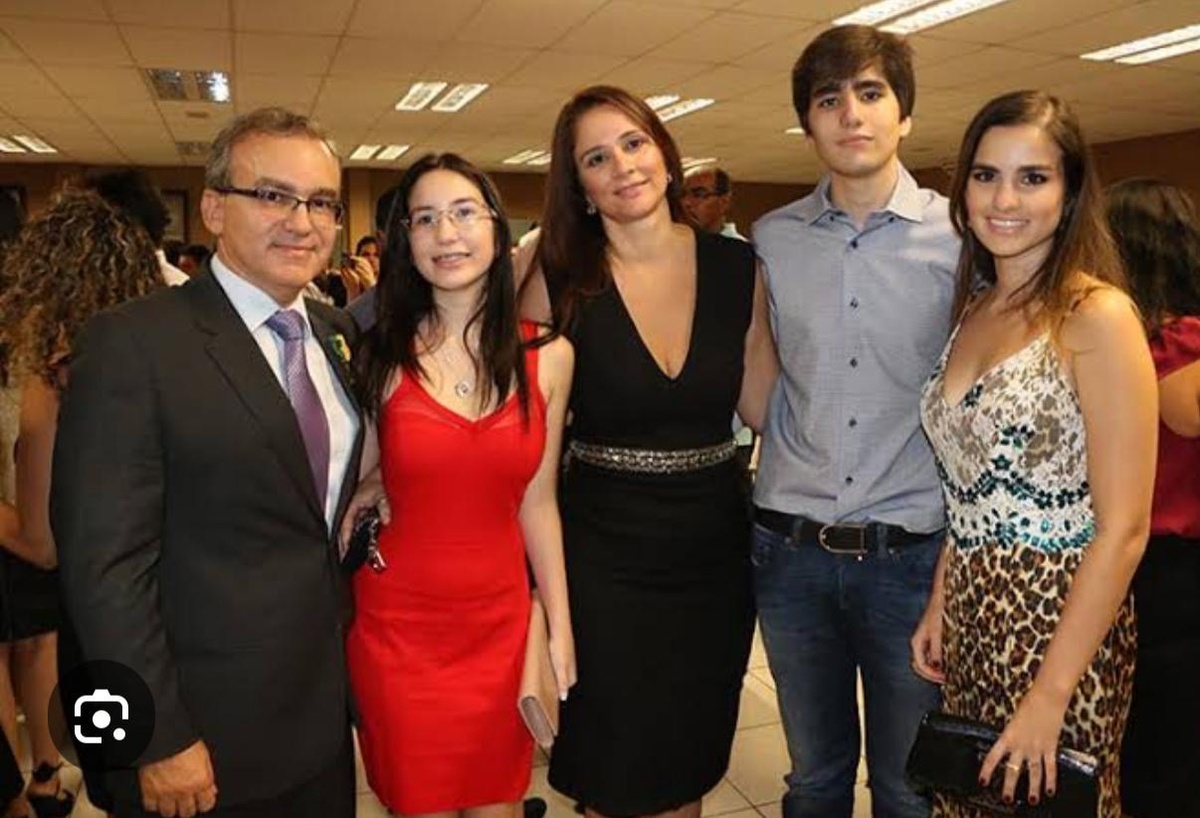 Pois é, depois que Firmino Filho se foi, cena de harmonia na familia,  assim só no retrato