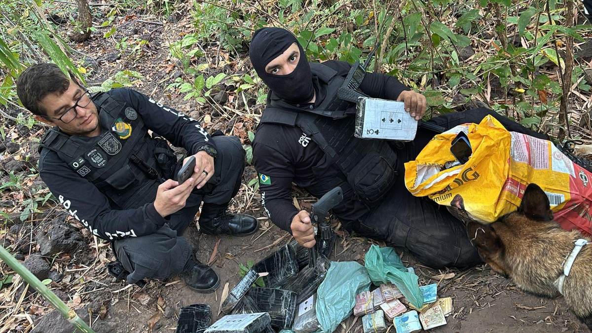 Polícia encontrou o material enterrado em um tonel de difícil acesso