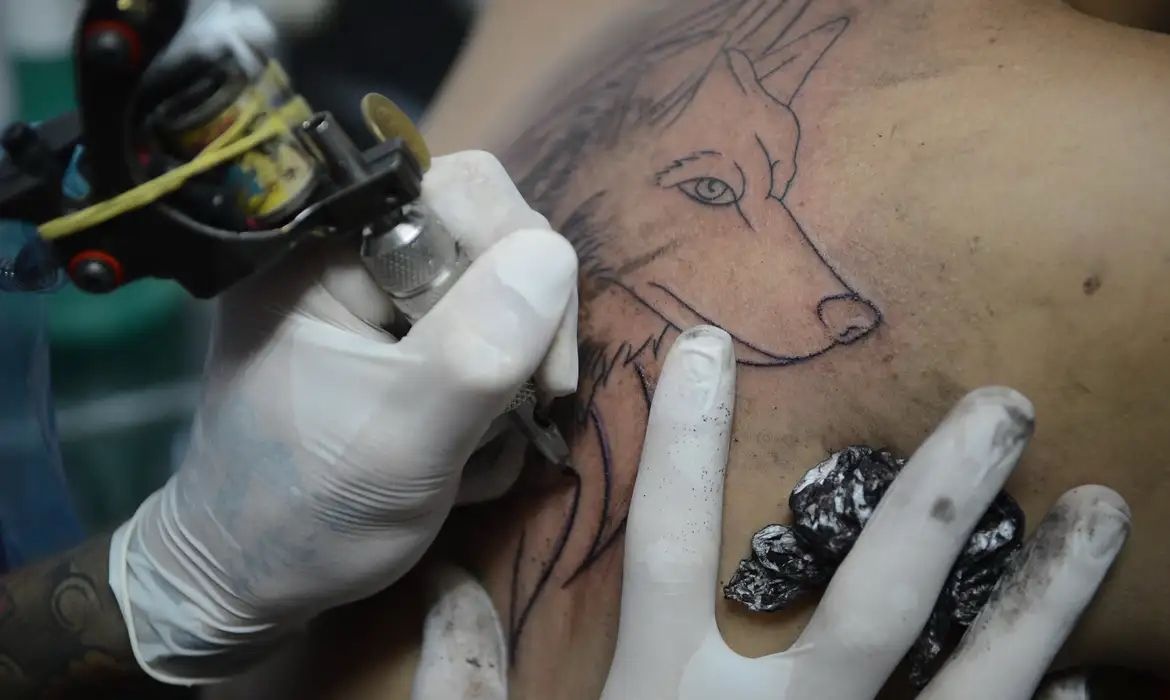 Proibido o uso de anestesia para tatuar