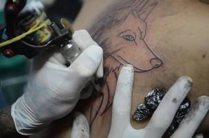 Proibido o uso de anestesia para tatuar (Foto: Reprodução)