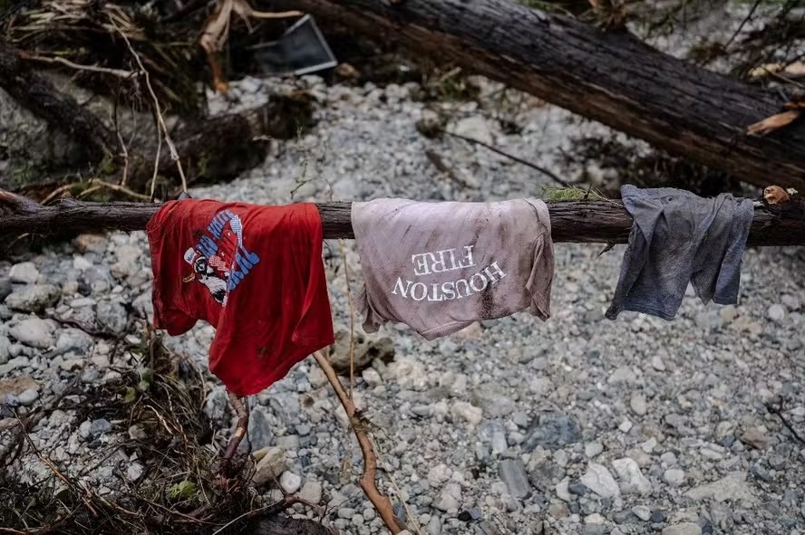 Roupas de crianças encontras em acampamento no Texas.