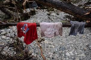 Roupas de crianças encontras em acampamento no Texas. (Foto: Jim Vondruska / GETTY IMAGES NORTH AMERICA / Getty Images via AFP)
