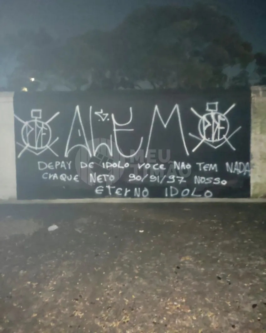 Sede do Corinthians é alvo de pichações em protesto de torcedores
