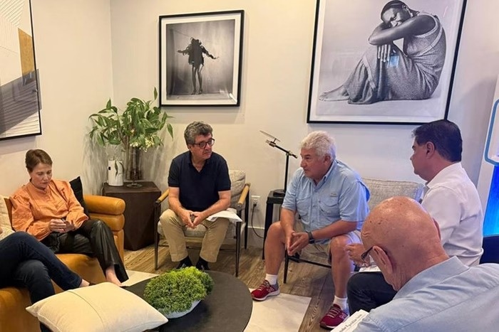 Senadores em reunião