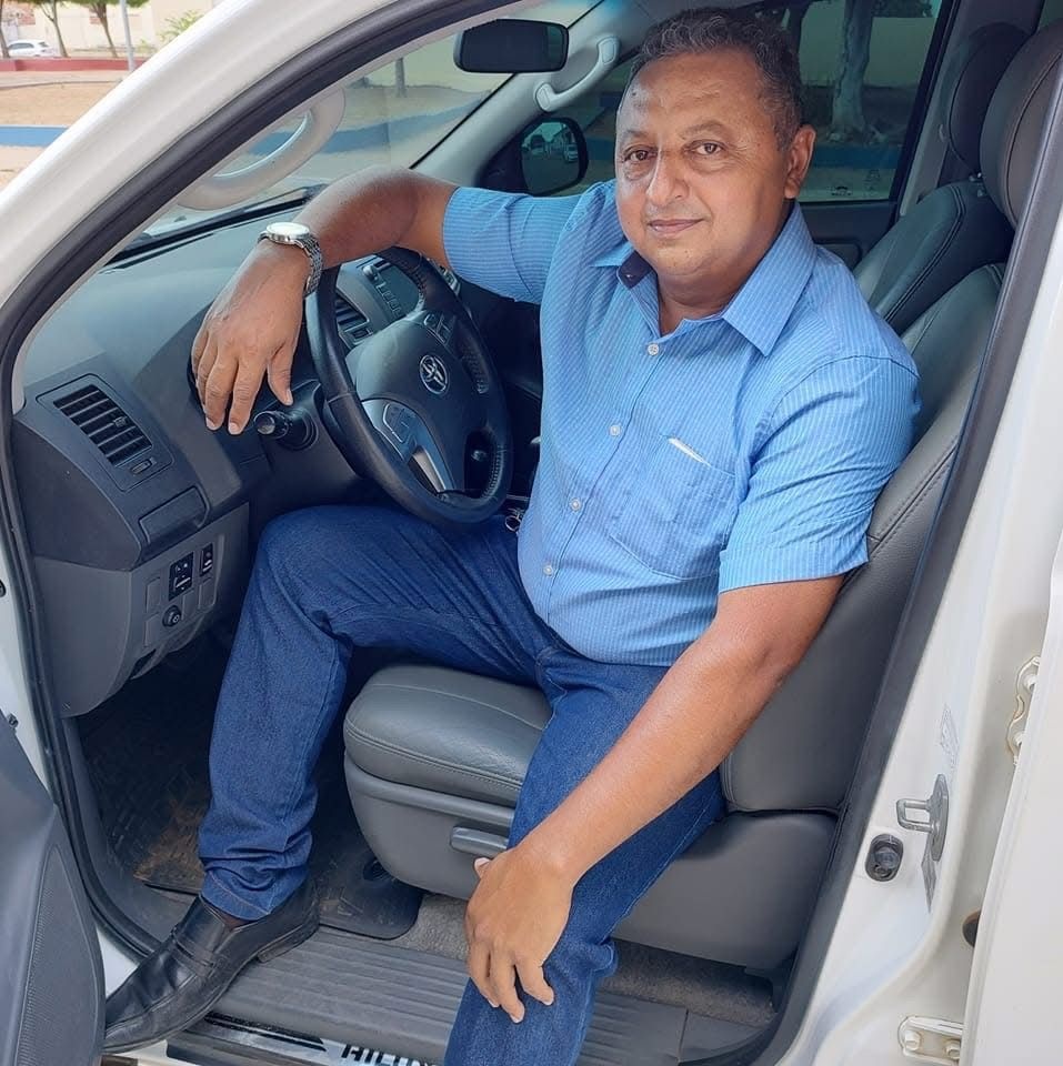 Vereador Raimundo do Lero falando com o invisível Tonhão sobre propina em obra.