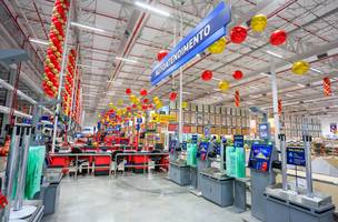 Caixas de autoatendimento aprimoram a experiência do cliente e já estão disponíveis em mais de 70% do parque de unidades da rede (Foto: Divulgação)
