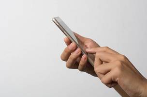 Celular na mão (Foto: Freepik)