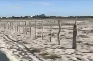 Cercas na Praia do Macapá, litoral do Piauí (Foto: Reprodução)