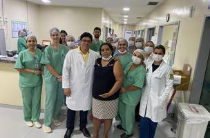 Cidônia Pereira Rocha e a equipe médica (Foto: Divulgação/Governo do Piauí)