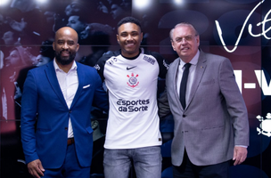 Fabinho Soldado, Vitinho e Osmar Stábile durante apresentação do jogador no CT Joaquim Grava (Foto: Divulgação/X/@Corinthians)