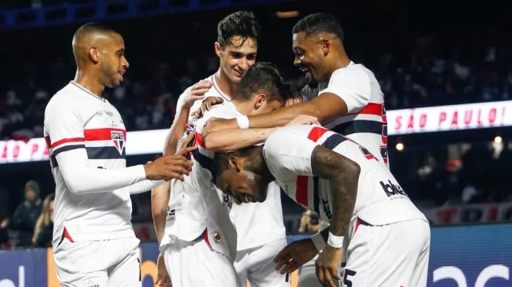 Jogadores do São Paulo comemoram gol diante do Athletico.
