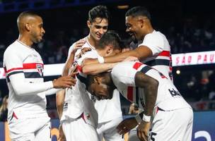 Jogadores do São Paulo comemoram gol diante do Athletico. (Foto: Divulgação / SPFC)