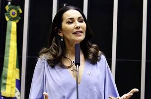 Margarete, nos bastidores, procura se beneficiar (Foto: Reprodução)