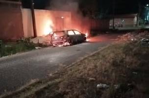 O carro foi encontrado incendiado após a morte da vítima (Foto: Reprodução)