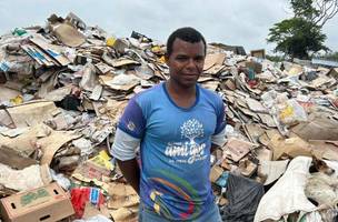 O catador de material reciclado Jean de Brito da Silva, em meio ao seu local de trabalho. Com autismo e deficiência intelectual moderada, ele foi preso durante o 8 de janeiro - 10/11/2024 (Foto: Cristyan Costa/Revista Oeste)