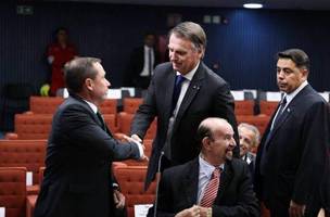 O tenente-coronel Mauro Cid e o ex-presidente Jair Bolsonaro se cumprimentam, durante audiência no STF sobre a suposta trama golpista - 9/6/2025 (Foto: Ton Molina/STF)