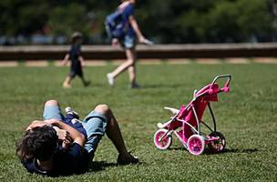 Pediatras pedem que licença-paternidade no Brasil seja ampliada para até 30 dias (Foto: Reprodução)