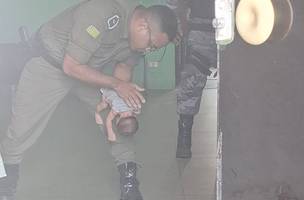PM salvando bebê de engasgo na zona Sul de Teresina (Foto: Divulgação/Polícia Civil)