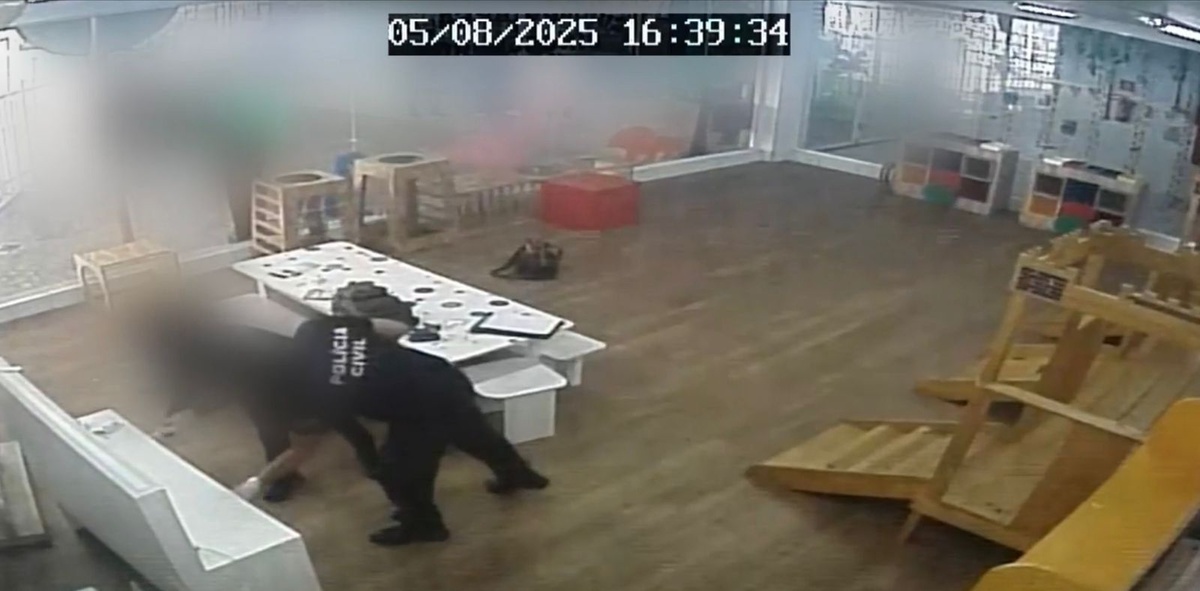 Policia civil já na sala, periciando o local que foi alterado.