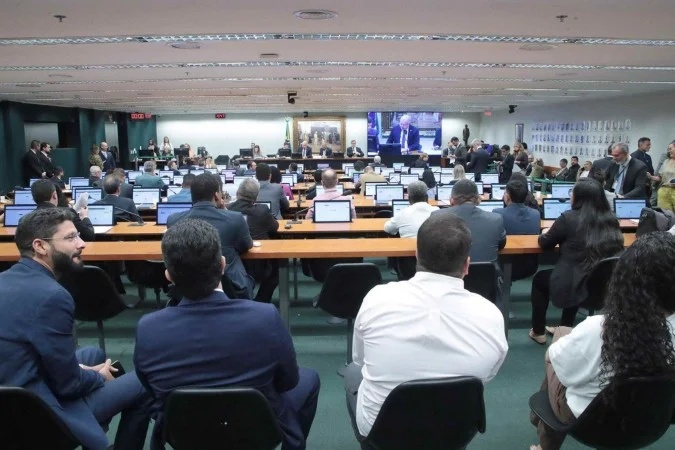 Proposta é aprovada com 35 votos a favor e 8 contra