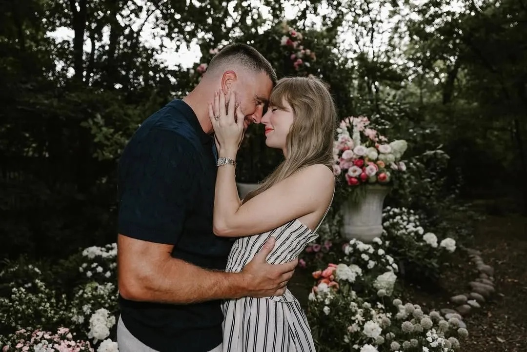 Taylor Swift e Travis Kelce anunciam noivado
