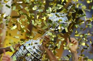 Troféu da Copa Libertadores sendo erguido pelos jogadores do Botafogo (REUTERS/Agustin Marcarian) (Foto: Divulgação / InfoMoney)