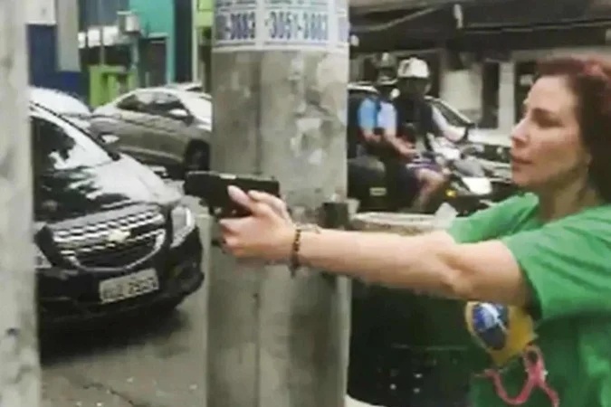 Zambelli se torna ré por ameaçar jornalista com arma de fogo em agosto de 2023.