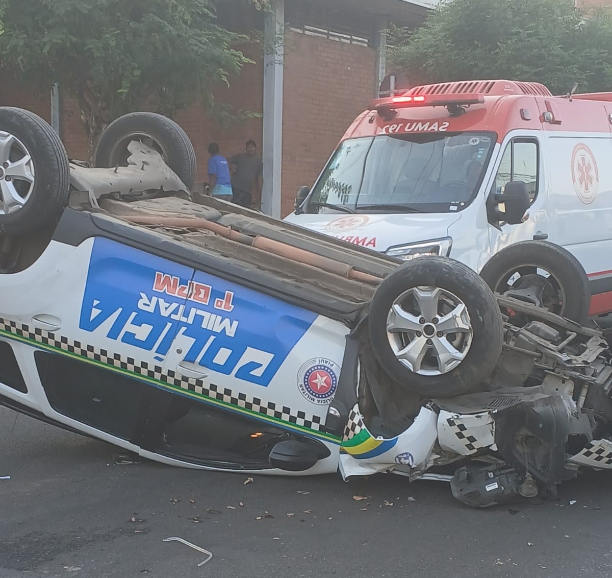 Carro capotou deixando três policiais feridos