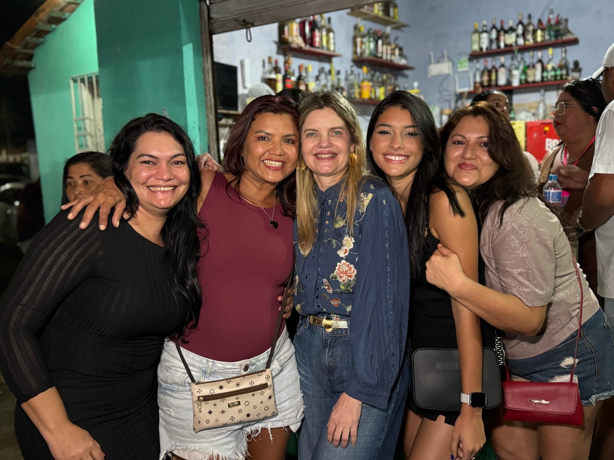 Gracinha em ambiente em recepção alegre