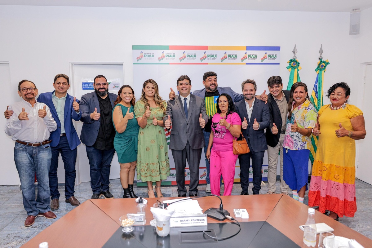 Rafael Fonteles com o elenco do filme Ai Que Vida