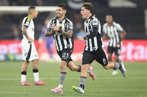 Santiago Rodríguez e Montoro comemorando um gol sobre o Atlético-MG (Foto: Vitor Silva/Botafogo)