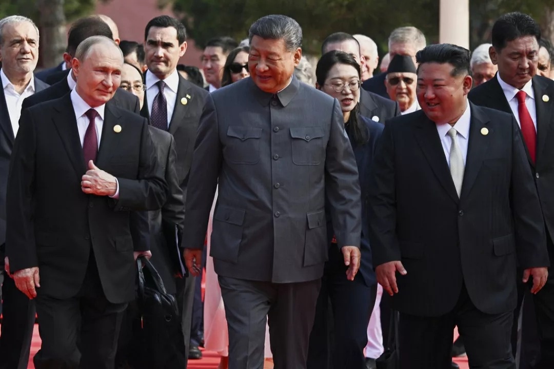 Vladimir Putin, Xi Jinping e Kim Jong Un chegam a um desfile militar para marcar o 80.º aniversário do fim da Segunda Guerra Mundial em Pequim, China. (AP)