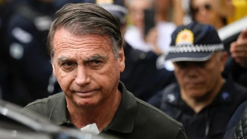 Bolsonaro passa mal e sofre queda em cela da PF durante a madrugada