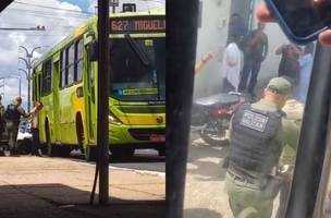Caso aconteceu dentro de um ônibus da zona Sul de Teresina (Foto: Reprodução/Redes Sociais)