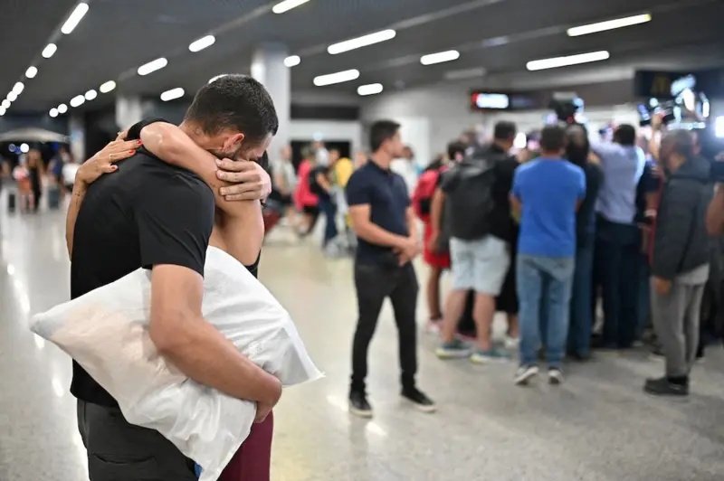 Deportações de brasileiros dos EUA quase dobram em 2025 e atingem maior patamar da série histórica