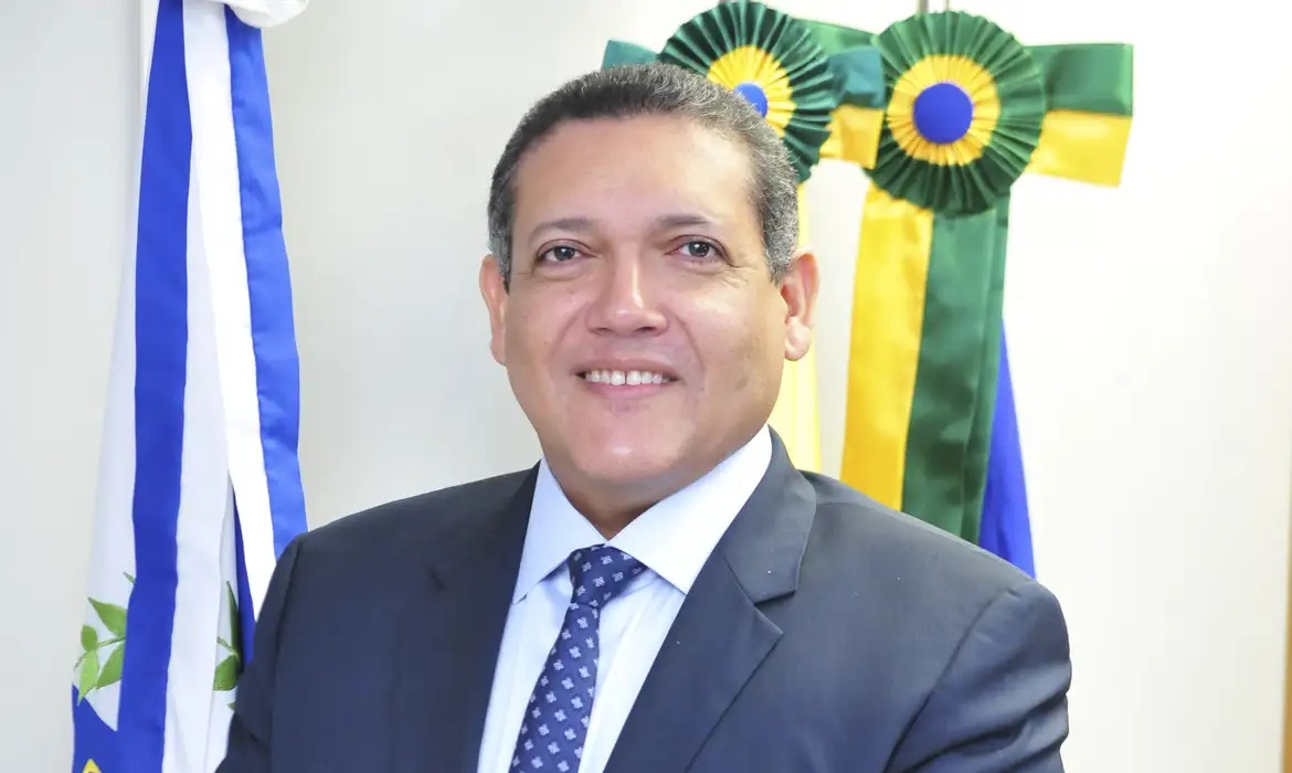 Homenageia Ministro
