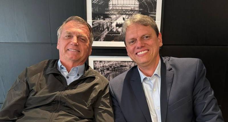 Tarcísio visita Bolsonaro na prisão para mostrar apoio