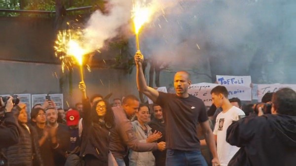 Manifestantes pedem mais transparência em investigação sobre o Banco Master