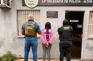 Mulher é presa em Altos por roubo com arma e tráfico de drogas (Foto: Reprodução/PC-PI)