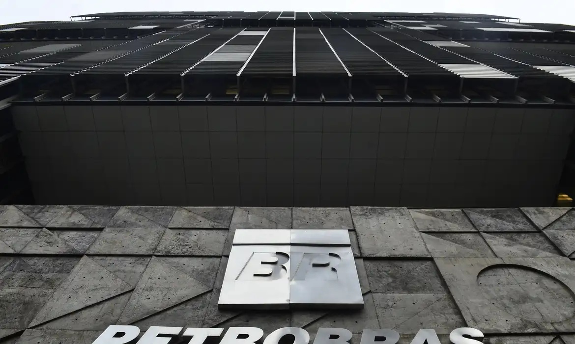 Petrobras reduz preço da gasolina em 5,2% a partir desta terça-feira