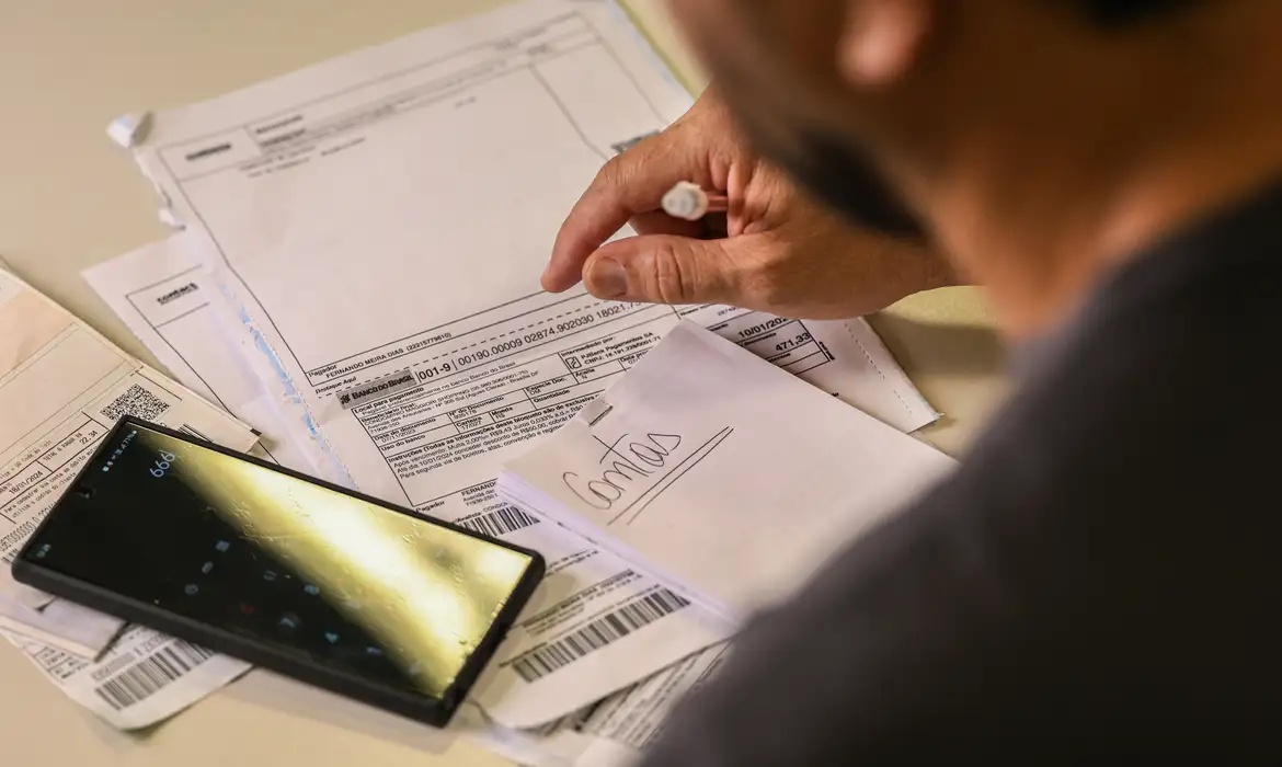 Salário mínimo sobe para R$ 1.621 e entra em vigor a partir desta quinta-feira