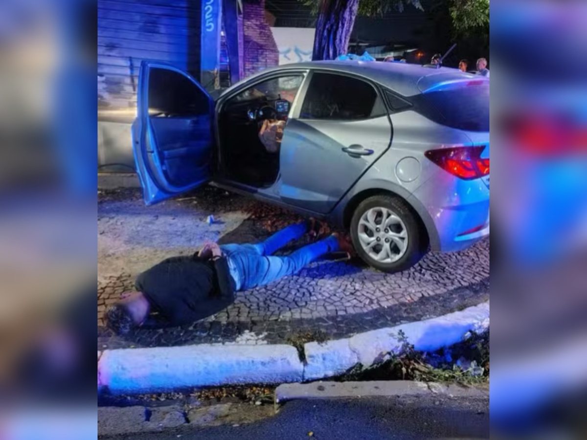 Suspeitos de assalto colidem carro roubado e são pesos em Teresina