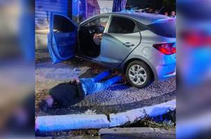 Suspeitos de assalto colidem carro roubado e são pesos em Teresina (Foto: PRF)